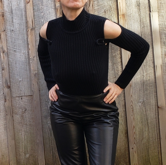 VS Moda International Ribbed sleeveless turtle neck with attached sleeves - Picture 4 of 10